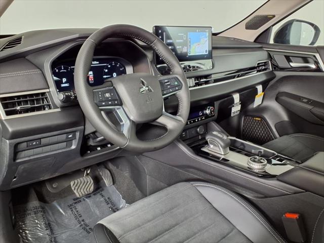 Photo of 2025 Labrador Black Pearl Mitsubishi Outlander