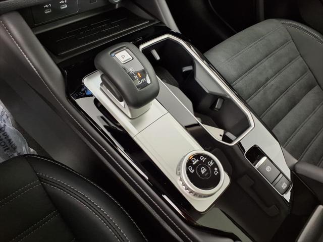 Photo of 2025 Labrador Black Pearl Mitsubishi Outlander