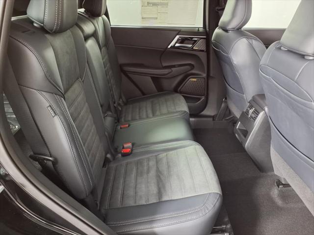 Photo of 2025 Labrador Black Pearl Mitsubishi Outlander