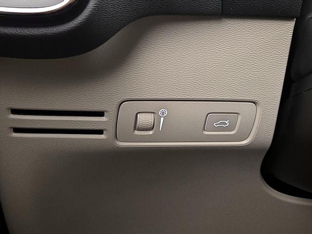 Photo of 2022 Gray Volvo XC40