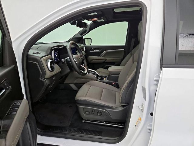 Photo of 2025 White Chevrolet Colorado