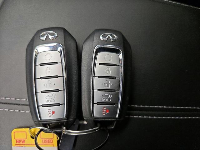 Photo of 2023 Silver INFINITI QX60