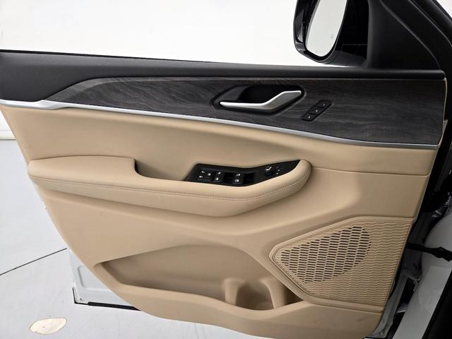 Photo of 2024 White Jeep Grand Cherokee L