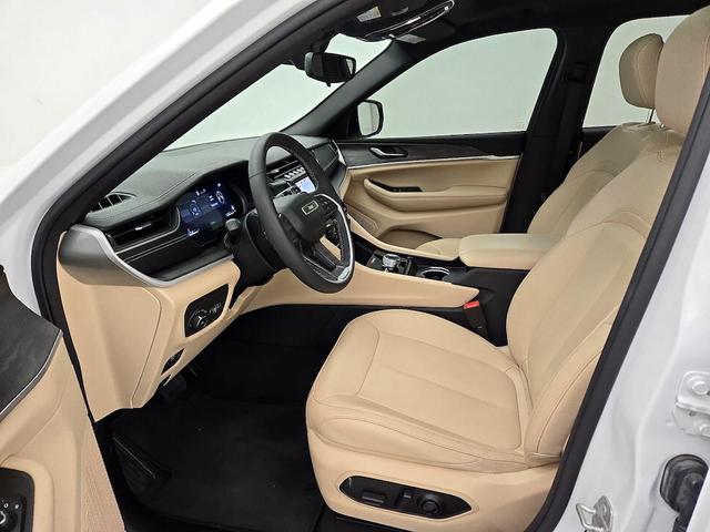 Photo of 2024 White Jeep Grand Cherokee L