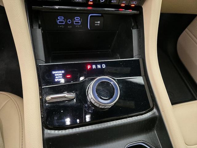 Photo of 2024 White Jeep Grand Cherokee L