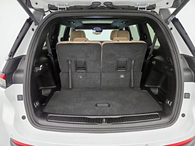 Photo of 2024 White Jeep Grand Cherokee L