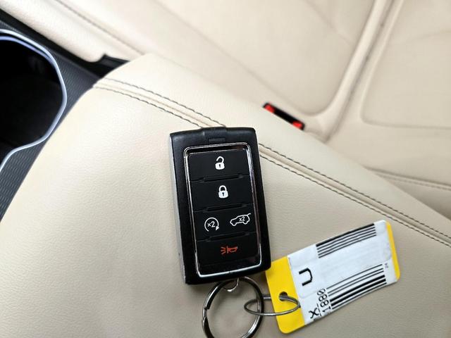 Photo of 2024 White Jeep Grand Cherokee L