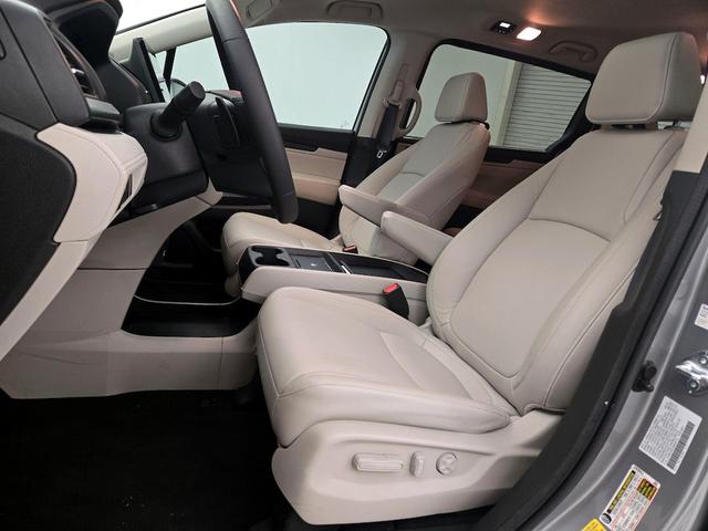 Photo of 2025 Silver Honda Odyssey