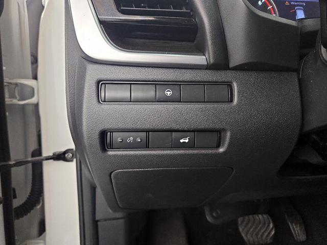 Photo of 2021 White Nissan Rogue