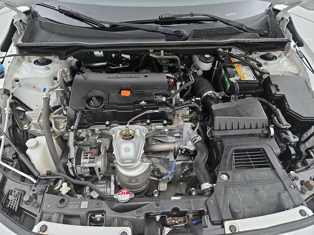 Photo of 2022 White Honda Civic