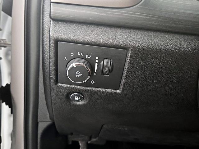 Photo of 2021 White Jeep Grand Cherokee