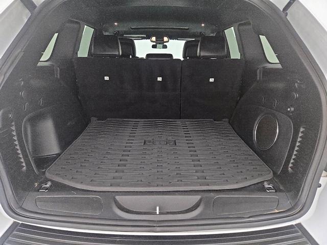 Photo of 2021 White Jeep Grand Cherokee