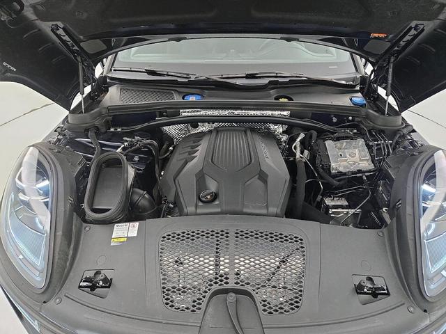 Photo of 2022 Blue Porsche Macan