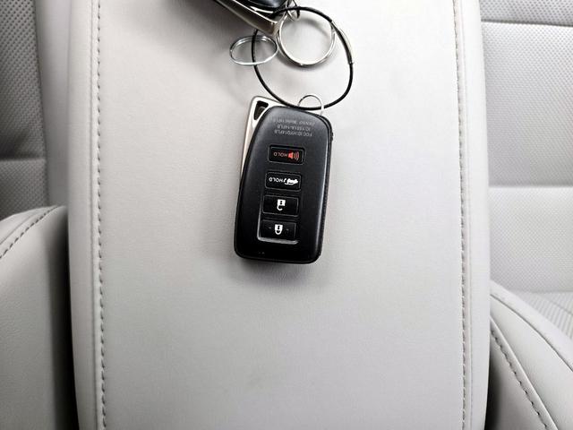Photo of 2021 White Lexus RX 350