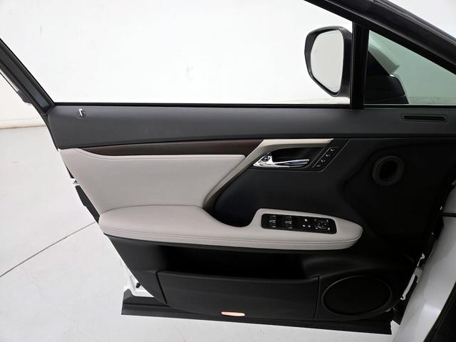 Photo of 2021 White Lexus RX 350
