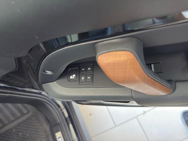 Photo of 2021 Black Land Rover Defender