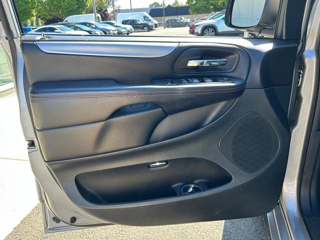 Photo of 2016 Billet Silver Metallic Clearcoat Dodge Grand Caravan