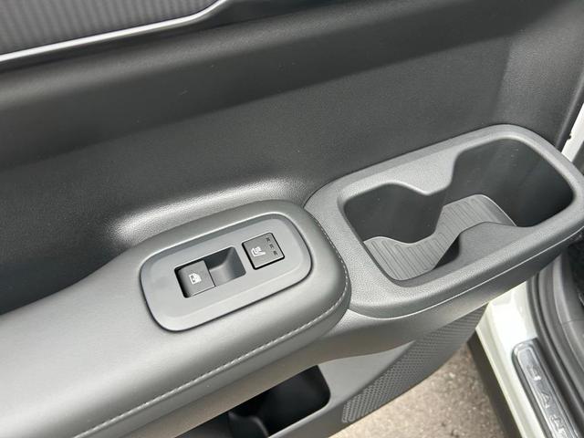 Photo of 2025 White Hyundai SANTA FE HEV