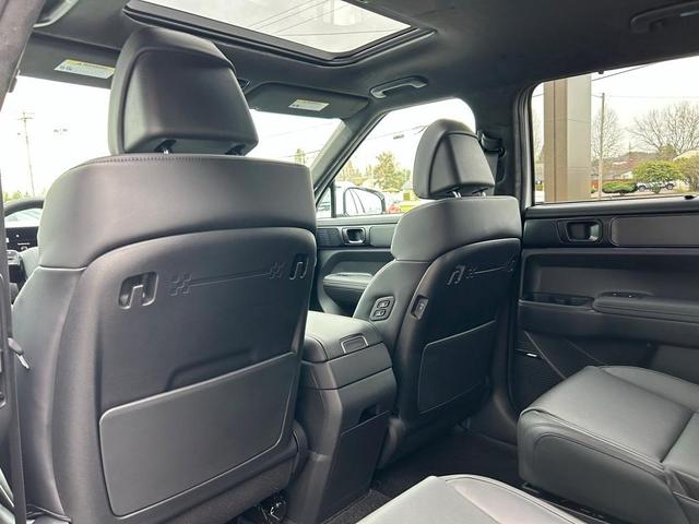 Photo of 2025 White Hyundai SANTA FE HEV