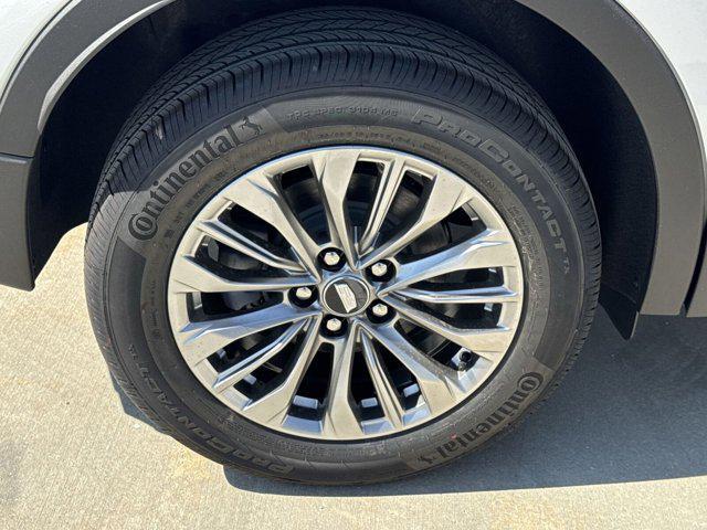Photo of 2024 Crystal White Tricoat Cadillac XT4