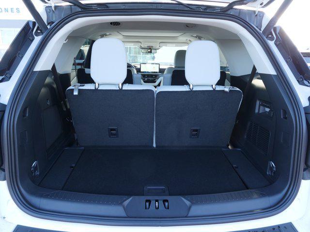 Photo of 2025 Star White Metallic Tri-Coat Ford Explorer
