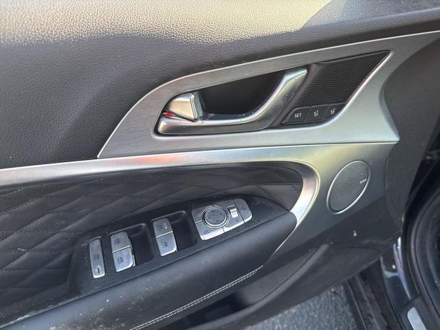 Photo of 2019 Victoria Black Genesis G70