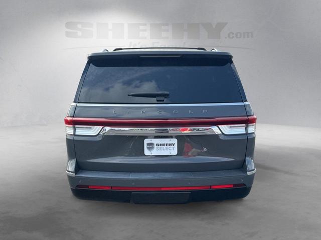 Photo of 2022 Chroma Caviar Dark Gray Metallic Clearcoat Lincoln Navigator