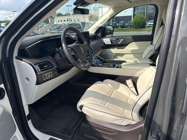 Photo of 2022 Chroma Caviar Dark Gray Metallic Clearcoat Lincoln Navigator