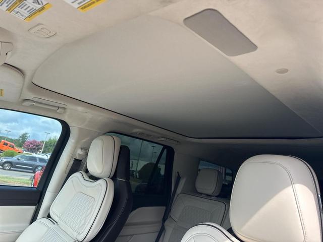 Photo of 2022 Chroma Caviar Dark Gray Metallic Clearcoat Lincoln Navigator