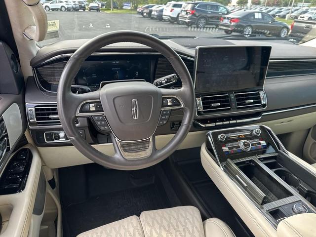 Photo of 2022 Chroma Caviar Dark Gray Metallic Clearcoat Lincoln Navigator