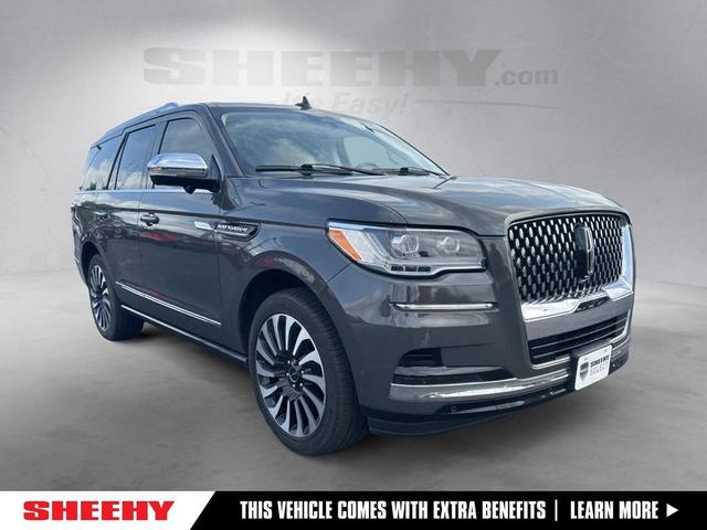 Photo of 2022 Chroma Caviar Dark Gray Metallic Clearcoat Lincoln Navigator