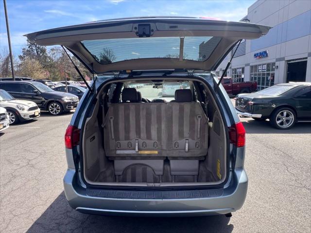 Photo of 2005 Blue Toyota Sienna