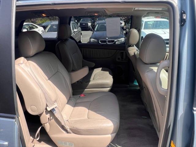 Photo of 2005 Blue Toyota Sienna