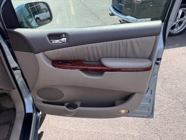 Photo of 2005 Blue Toyota Sienna