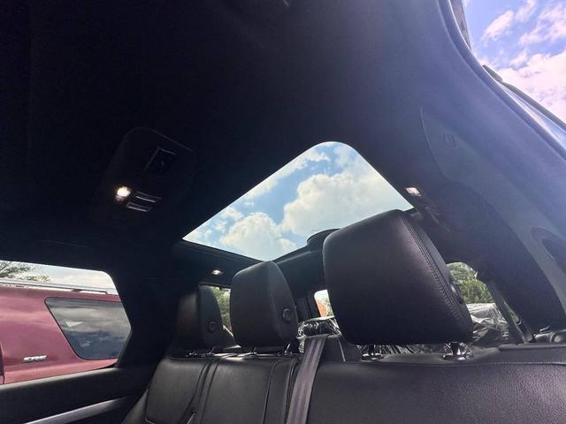 Photo of 2020 Black Land Rover Discovery