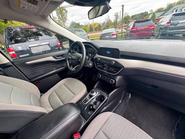 Photo of 2021 Oxford White Ford Escape