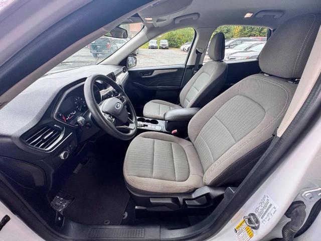 Photo of 2021 Oxford White Ford Escape