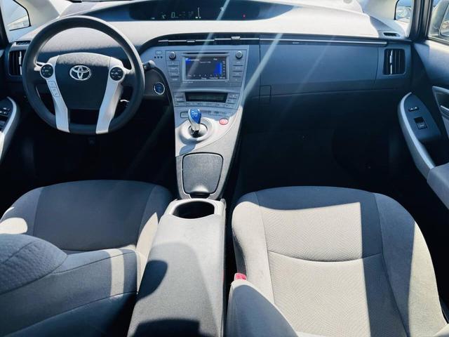 Photo of 2013 White Toyota Prius