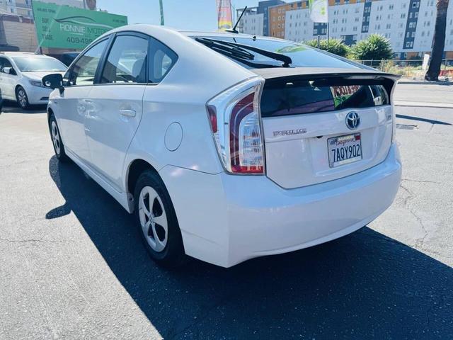 Photo of 2013 White Toyota Prius