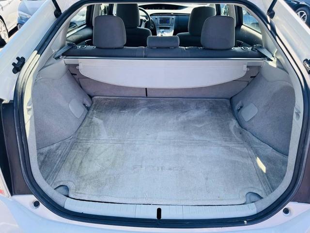 Photo of 2013 White Toyota Prius