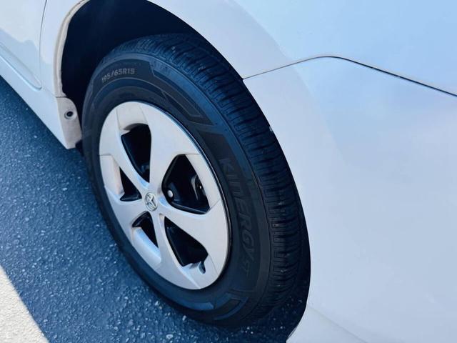 Photo of 2013 White Toyota Prius