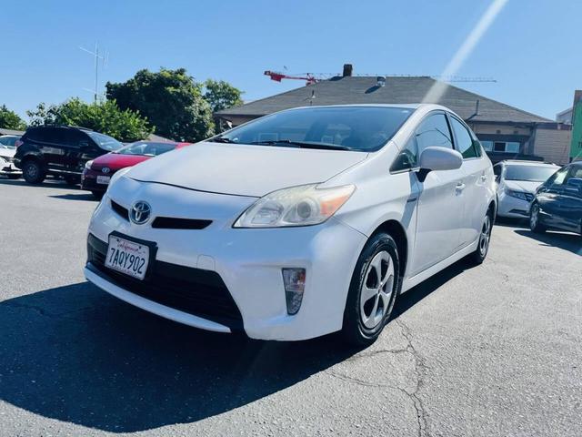 Photo of 2013 White Toyota Prius