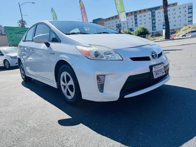 Photo of 2013 White Toyota Prius