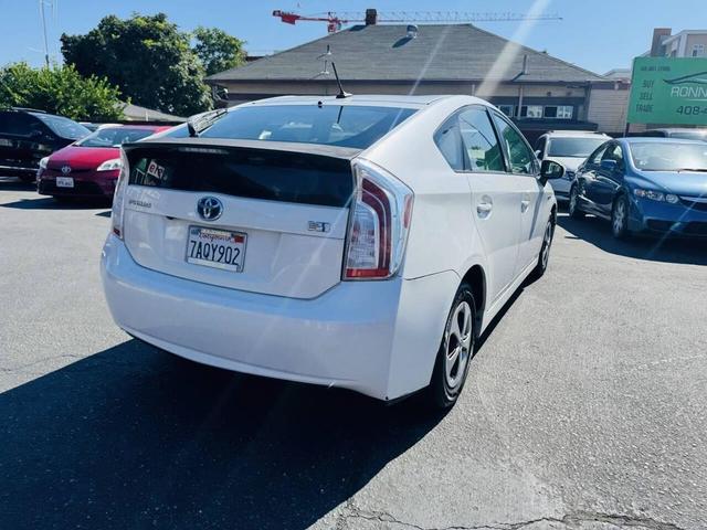 Photo of 2013 White Toyota Prius