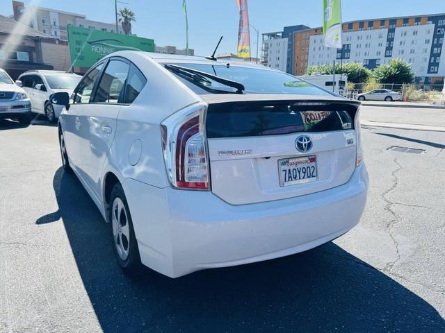 Photo of 2013 White Toyota Prius