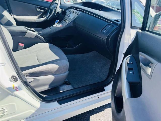 Photo of 2013 White Toyota Prius