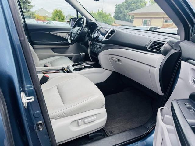 Photo of 2016 Blue Honda Pilot