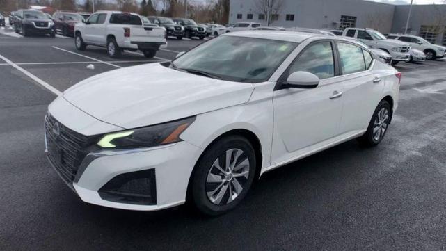 Photo of 2025 Glacier White Nissan Altima