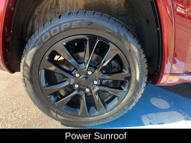 Photo of 2018 Velvet Red Pearlcoat Jeep Grand Cherokee