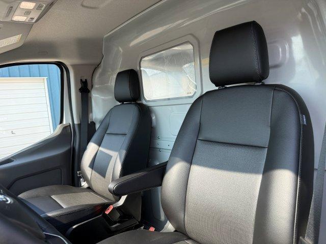 Photo of 2025 Oxford White Ford Transit-250
